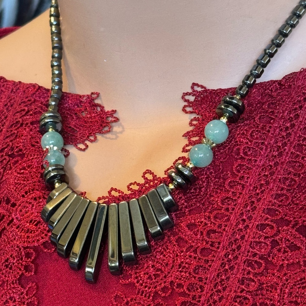 Mid- century modern style hematite bib necklace w/jade-like stones